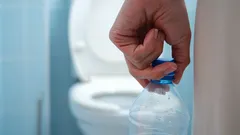 Drenagem lenta na sanita? Aprende o truque da garrafa de plástico
